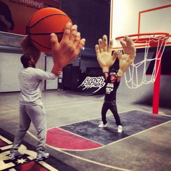 LXAxm5mAQmTTK3t4bL5M_Giant Hands Basketball